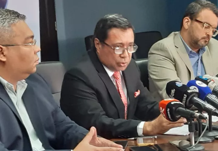 El director del Idaan (centro) anunció que el plan para la estación seca, que podría extenderse hasta marzo, costará $3.5 millones. Francisco Paz 