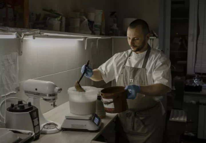“De verdad sueño con dejar este lugar”, dijo Dinat Yur, que elabora helados en restaurante local. “No aguanto”. Foto / Emile Ducke para The New York Times.
