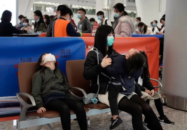 Los pasajeros usan máscaras para evitar un brote de un nuevo coronavirus en la estación de tren de alta velocidad, en Hong Kong. FOTO/AP