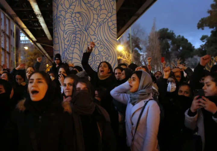 Iraníes protestanen Teherán contra las autoridades de Gobierno por el derribo accidental del avión de Ucrania. Foto: EFE.