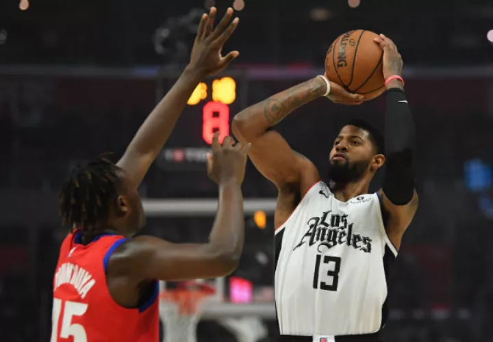 Paul George (13) no jugó la segunda mitad del partido. Foto AP