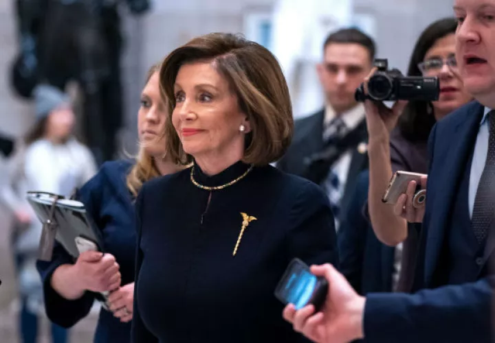 “Un broche de oro en forma de daga brillaba sobre su corazón como un faro”, dijo experta sobre broche de Pelosi. Foto / Jim Lo Scalzo/EPA, vÍa Shutterstocks.