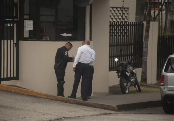 Momentos en que Mario González y Daniel Goodridge llegaban junto a una unidad policial a entregar la citación a Varela Hermanos S.A.