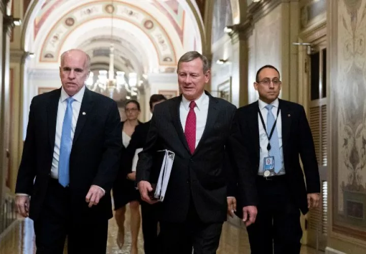  El Presidente de la Corte Suprema de los Estados Unidos, John Roberts (C), se retira después de jurar a los senadores estadounidenses para el juicio de juicio político del presidente de los Estados Unidos, Donald J. Trump, en el Capitolio de los Estados Unidos en Washington , DC, 16 de enero de 2020. FOTO/AP