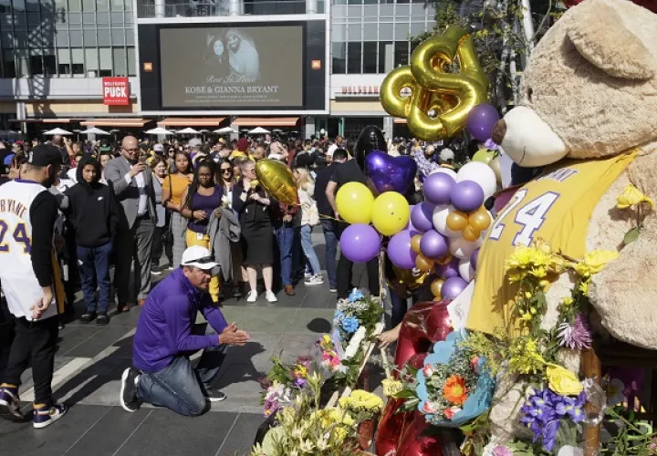 Aficionados de los Lakers colocan flores en el Staples Center. Foto:AP