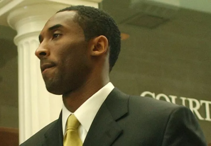 Foto del 2004, Kobe Bryant sale de una corte de justicia en Colorado. Foto EFE