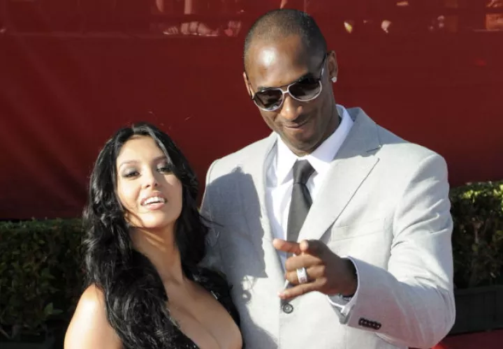 Kobe Bryant junto a su esposa Vanessa durante los premios ESPY 2009. Foto AP
