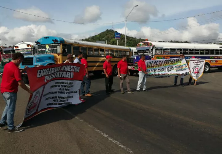 Transportistas de pasajeros de la ruta hacia La Valdeza bloquearon ayer la carretera. Foto: Eric A. Montenegro.