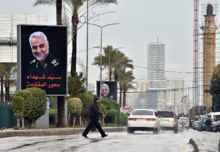  Carteles del Cuerpo de Guardias Revolucionarios Iraníes asesinados (IRGC) Teniente general y comandante de la Fuerza Quds Qasem Soleimani son vistos en la carretera en Beirut, Líbano. FOTO/AP