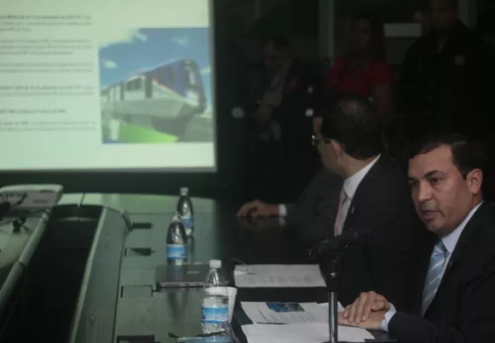 El recién estrenado director del metro, Héctor Ortega, explicó a los diputados de la Comisión de Infraestructura de la Asamblea, cómo se encuentra el proyecto.  Foto de Víctor Arosemena