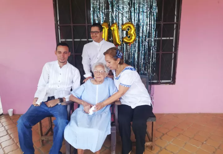 En septiembre pasado, Doña Clara recibió una placa de reconocimiento del Tribunal Electoral  por ser la ciudadana de más edad en haber emitido el voto ininterrumpidamente en los eventos electorales convocados desde 1994 al 2019.