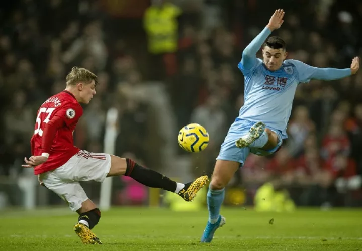 Brandon Williams del Manchester (izq.) y  Jack Cork. Foto:AP