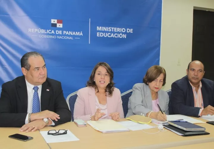 Ministra  Maruja Gorday de Villalobos, junto a autoridades del Meduca