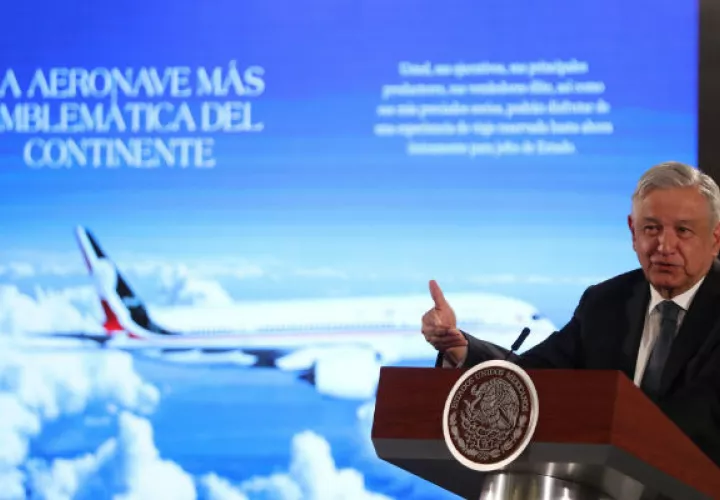 "Ayúdenme ustedes", dijo López Obrador a los periodistas en rueda de prensa. Foto: EFE.