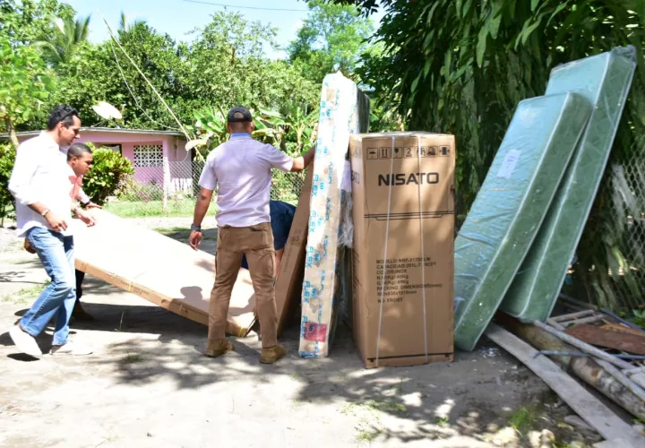 El Mides le entregó colchones y neveras a dos familias en la provincia de Chiriquí. 
