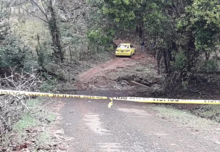 El vehículo con el cuerpo se encontraba en medio de un camino de tierra rodeado de vegetación y alejado de la comunidad. Foto/Mayra Madrid