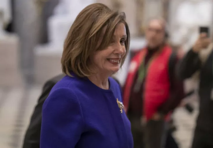 La portavoz de la Cámara de Representantes, Nancy Pelosi, camina en el Capitolio en Washington. Foto: EFE.