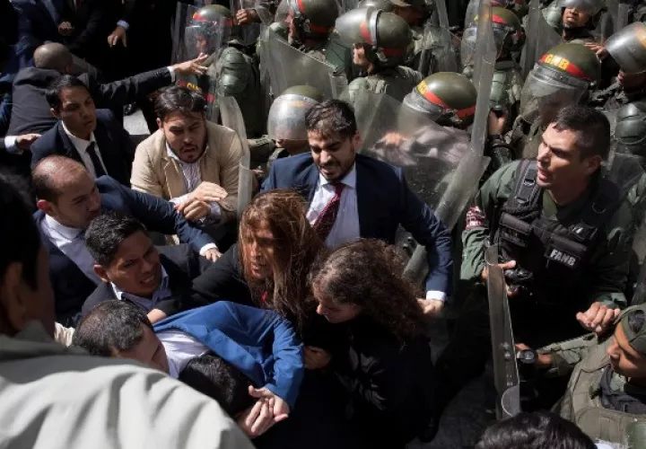 El Parlamentario Juan Guaidó y varios miembros del Parlamento trataron de ingresar a la Asamblea Nacional para las elecciones parlamentarias. FOTO/AP