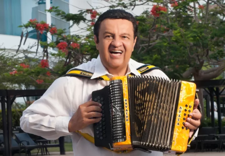 El artista agradeció a su público por el apoyo, así como a su maestro, Dorindo Cárdenas.  Cortesía 