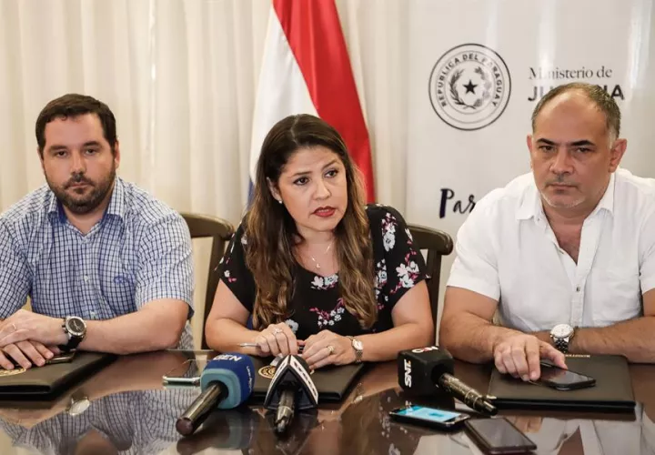 Hugo Volpe, Viceministro de Política Criminal, Cecilia Pérez, Ministra de Justicia y Edgar Taboada, Viceministro de Justicia, confirmaron, este domingo, en conferencia de prensa que son 75 los presos fugados de la Penitenciaría Regional de la ciudad de Pedro Juan Caballero, en Asunción. FOTO/EFE