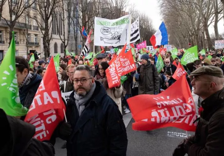Cerca de 26,000 los que desfilaron en una tarde fría pero soleada, entre las plazas de la Resistencia y de la Ópera de la capital francesa. FOTO/EFE