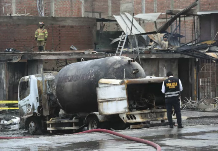 Unos catorce muertos y cincuenta heridos dejó la explosión del camión de gas. Foto: AP. 