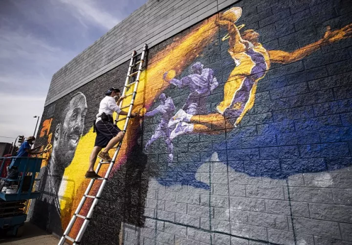 La calle de Los Ángeles tienen pinturas de Kobe Bryant. Foto:AP