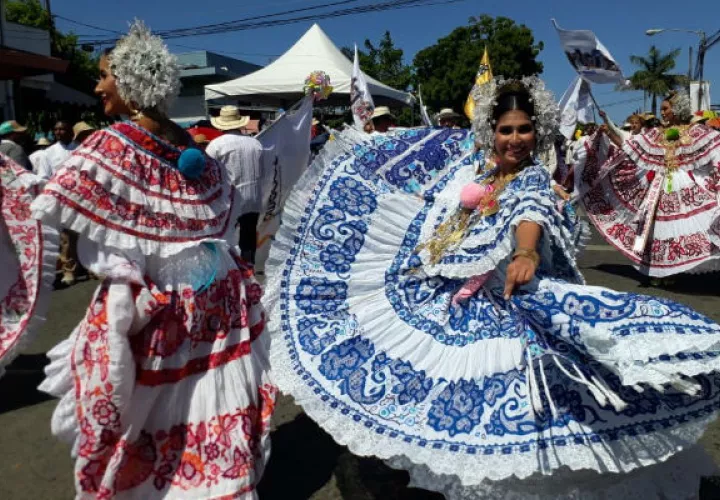 La pollera se confecciona totalmente a mano.