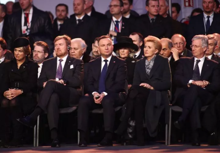Auschwitz-Birkenau es patrimonio de la Humanidad de la Unesco y un museo-memorial de 200 hectáreas que fue visitado en 2019 por casi dos millones de personas, sobre todo jóvenes, quienes debieron pasar bajo el letrero que dice "Arbeit macht frei" ("El trabajo os hace libres") para acceder a un recinto que ya se ha convertido en el símbolo más trágico de lo que el odio puede llegar a provocar. FOTO/AP