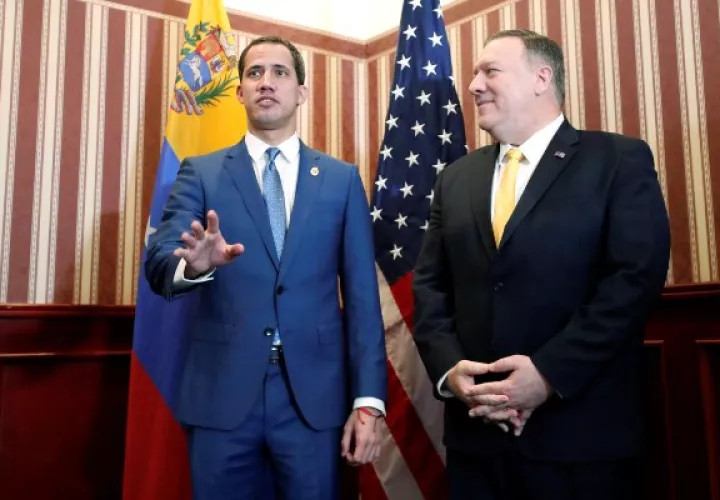 El jefe de la Asamblea Nacional de Venezuela Juan Guaidó (i) y el secretario de Estado de Estados Unidos, Mike Pompeo (d), ofrecen una conferencia de prensa este lunes en la III Conferencia Ministerial Hemisférica de Lucha contra el Terrorismo. FOTO/EFE 