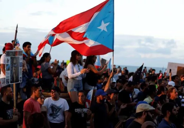 Cientos de manifestantes fueron registrados este lunes al protestar frente al Capitolio de Puerto Rico, para exigir la dimisión de la gobernadora de la isla, Wanda Vázquez, por su gestión antes la crisis que han dejado los terremotos y por la mala distribución de los suministros para los damnificados. FOTO/EFE
