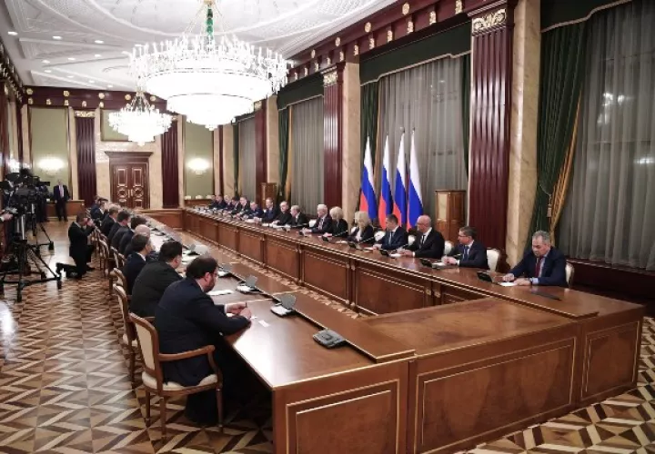 Vista general de la primera reunión del nuevo gobierno ruso con la participación del presidente ruso Vladimir Putin y el primer ministro ruso Mikhail Mishustin en la sede del gobierno en Moscú, FOTO/AP