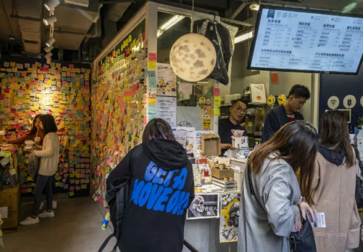 Fred Liu en su tienda de té de burbujas en Hong Kong. Mensajes ofrecen aliento a defensores de la democracia. Foto / Lam Yik Fei para The New York Times.