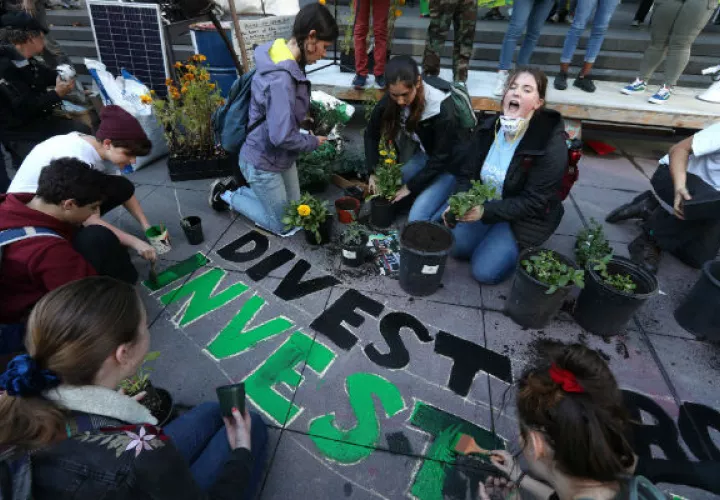 Activistas han criticado a BlackRock, con 7 billones de dólares en inversiones, por ignorar temas climáticos. Foto / Justin Sullivan/Getty Images.