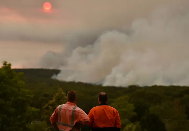 Genes que evolucionaron hace millones de años pueden ayudar o afectar la supervivencia. Un incendio en Australia. Foto / Peter Parks/Agence France-Presse — Getty Images.