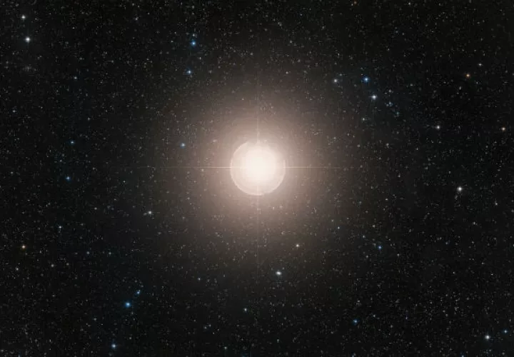 Betelgeuse, por lo menos 10 veces más masiva que el Sol, está en las etapas finales de su evolución. Foto / European Southern Observatory.