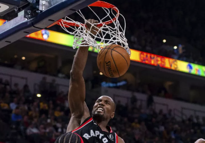 Serge Ibaka ganó un campeonato de la NBA con los Raptors de Toronto el año pasado, y dice querer más. Foto / Doug Mcschooler/Associated Press.