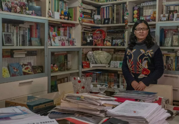La ley matrimonial hace a Li Xiuping responsable de pagar las deudas de su ex esposo. Trabaja para cambiar la ley. Foto / Gilles Sabrié para The New York Times.
