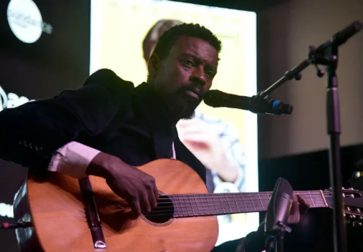 Seu Jorge ha hecho equipo con Rogê en un sombrío álbum. Foto / Michael Loccisano/Getty Images.