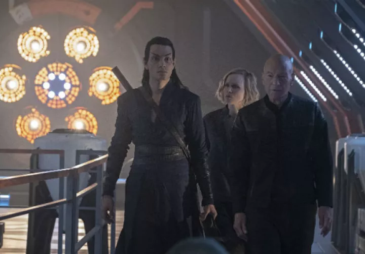 (De izq.) Evan Eva-gora, Alison Pill y Patrick Stewart in “Star Trek: Picard”, la serie más reciente de una franquicia de más de 50 años. Foto / Trae Patton/CBS.