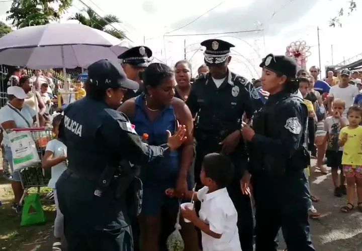 En horas de la tarde los ánimos se caldearon y las madres junto a sus hijos optaron por cerrar la Avenida Libertador, de donde fueron desalojadas por la Policía Nacional (PN). Foto/Eric Montenegro