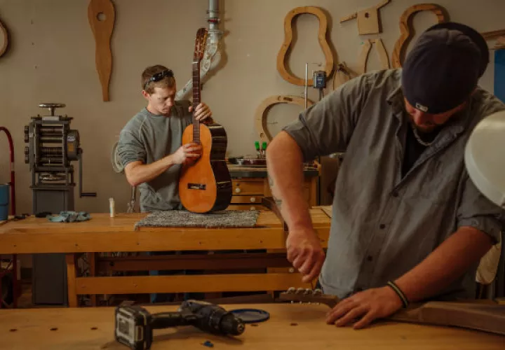 En Hindman se hacen instrumentos de cuerda con madera dura de los Apalaches. Foto / Mike Belleme para The New York Times.
