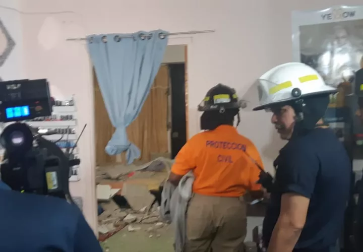 Unidades del Sinaproc y el Cuerpo de Bomberos evalúan la estructura. 