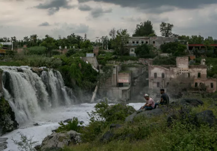 El contaminado Río Santiago libera un hedor intenso al cruzar por el poblado de El Salto, en Jalisco, México. Foto / Meghan Dhaliwal para The New York Times.