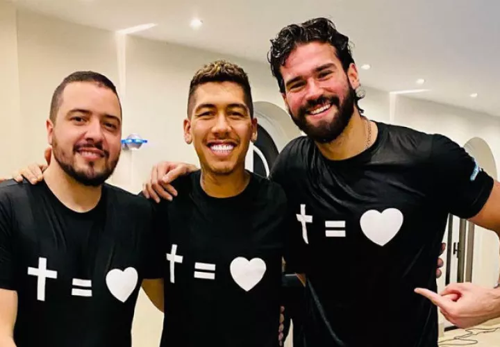 Roberto Firmino junto a Isaias Saad (izq.) y Alisson Becker. Foto @roberto_firmino