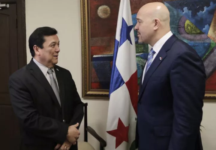 Encuentro entre el procurador Eduardo Ulloa y el ministro Rolando Mirones. Foto/Cortesía