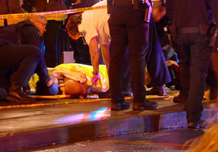 La policía y los bomberos ayudan a una de las personas heridas. FOTO/AP