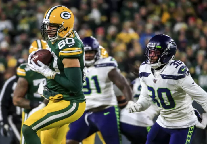 Aaron Rodgers conecta un pase con Jimmy Grahan. Foto EFE