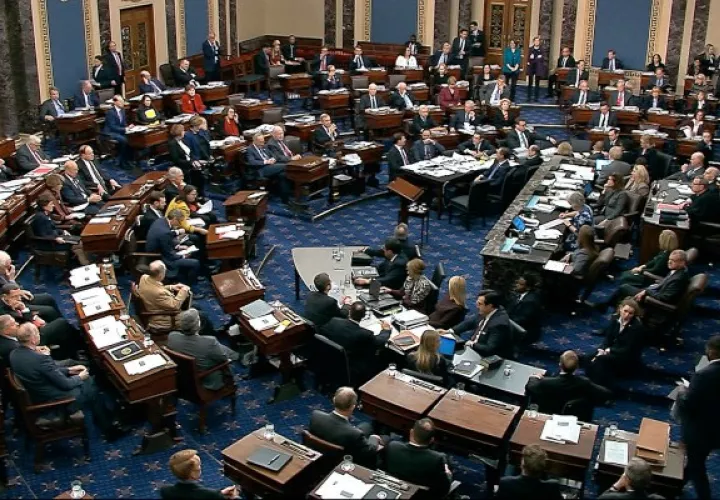 Las reglas se aprobaron finalmente cerca de las 02.00 de la madrugada hora local tras rechazar enmiendas que pedían, por ejemplo, la comparecencia del exasesor de Seguridad Nacional John Bolton, del jefe de Gabinete de la Casa Blanca, Mick Mulvaney, o la inclusión de documentos del Pentágono y del Departamento de Estado. FOTO/AP