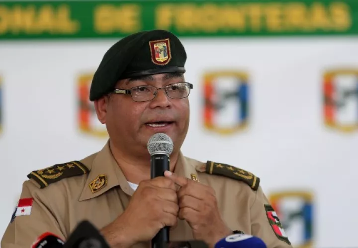 El comisionado del Servicio Nacional de Fronteras de Panamá (Senafront), Rolando Briz, informa sobre la detención de los ciudadanos suramericanos. FOTO/EFE